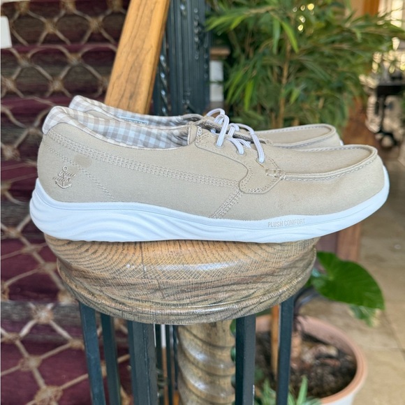 Skechers women’s boat shoe very good condition size 10, beige plush comfort - Picture 12 of 13